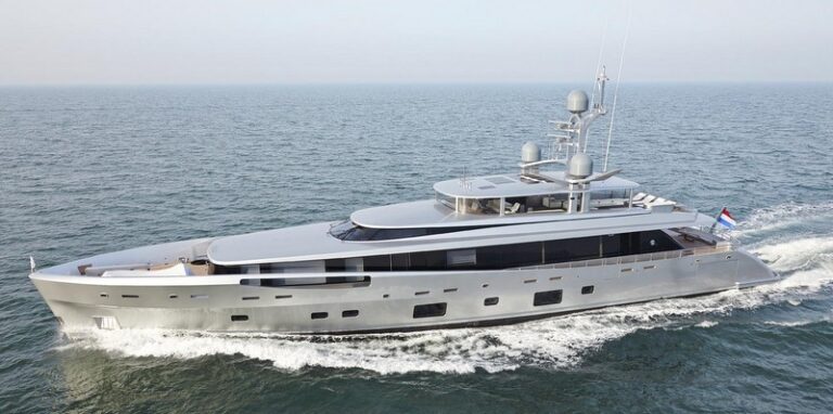 COMO Yacht - side view