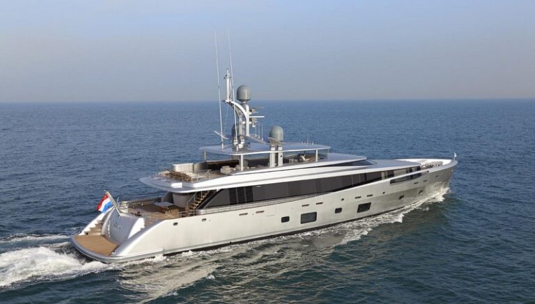 COMO superyacht