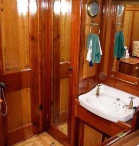 CORAL OF COWES -  Guest Ensuite