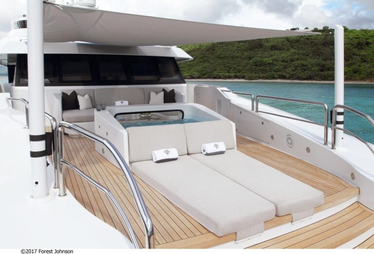 Foredeck Moon Jacuzzi