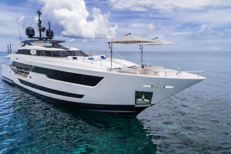 CUSTOM LINE 120 Exterior Bow View