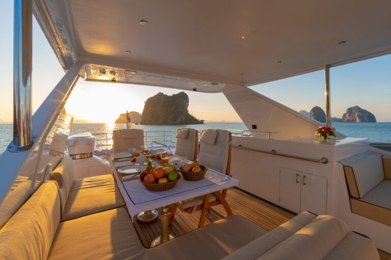 Upper deck dining