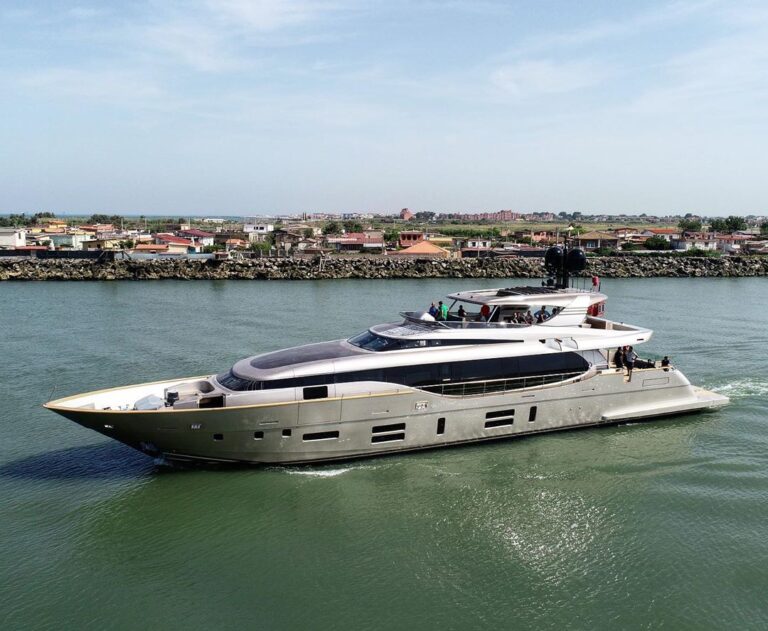 Canados 120 Caesar Motor Yacht LADY ELAINE