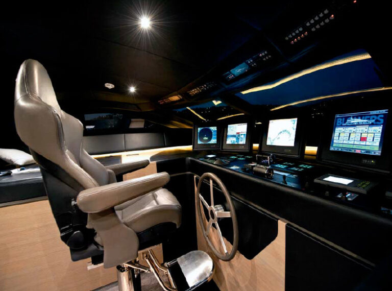 Canados 120 yacht Far Away - Wheelhouse