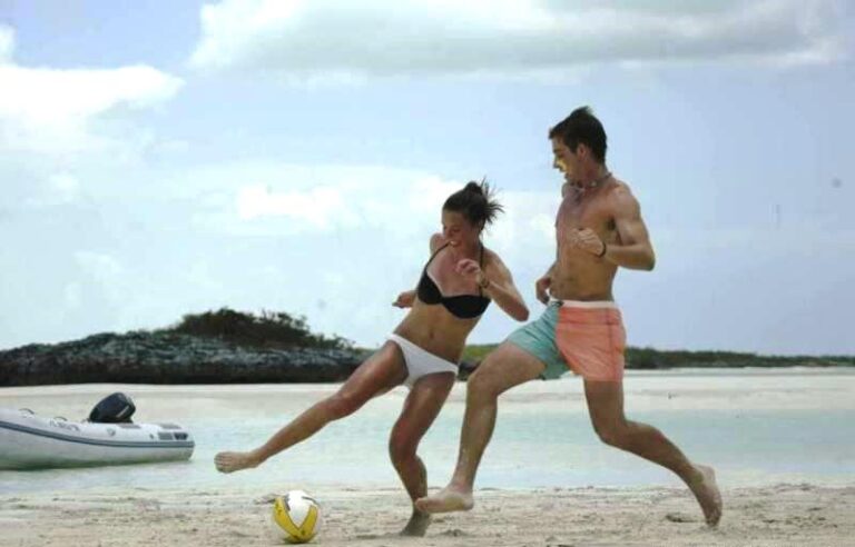 Cat AMAZING GRACE -  Fun on the Beach