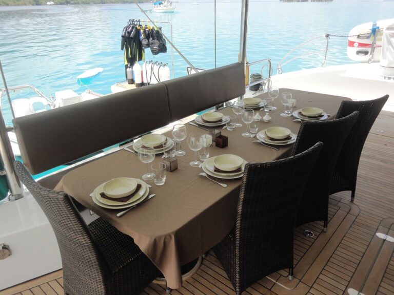 Cat JAMBO -  Aft Deck Dining