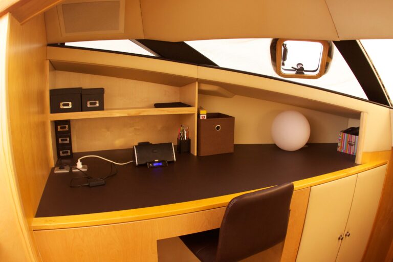 Cat JAMBO -  Desk