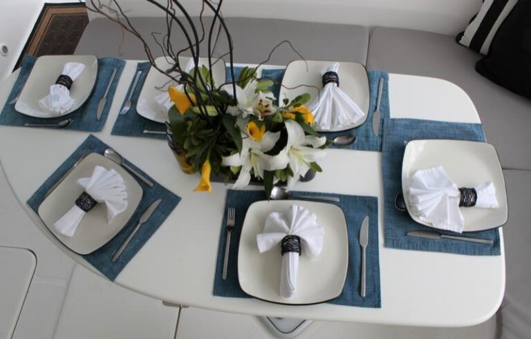Cat SECRET OASIS -  Alfresco Dining