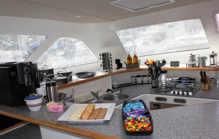 Cat SECRET OASIS -  Galley
