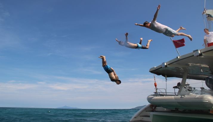 Cat ZAHORA -  Fun on Charter