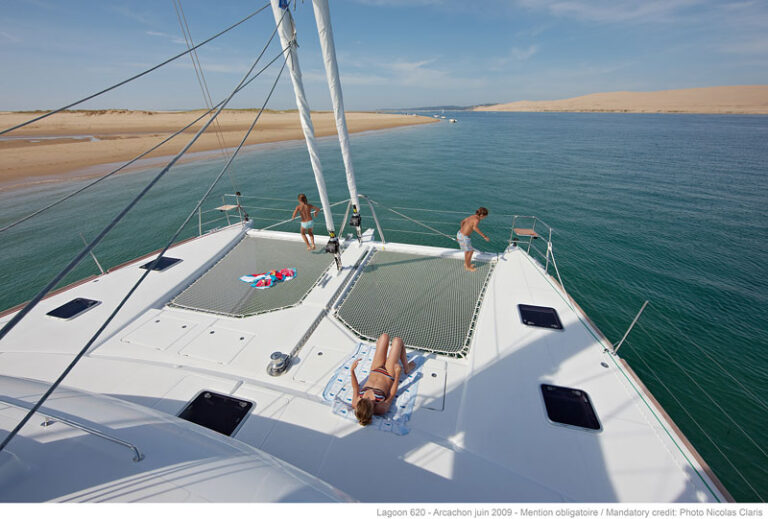 Catamaran DRAGON - Forward Trampolines