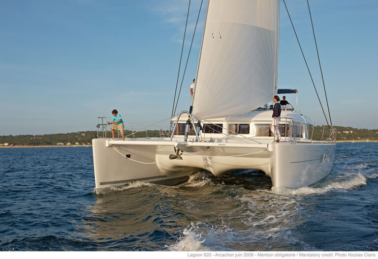 Catamaran DRAGON - Sailing