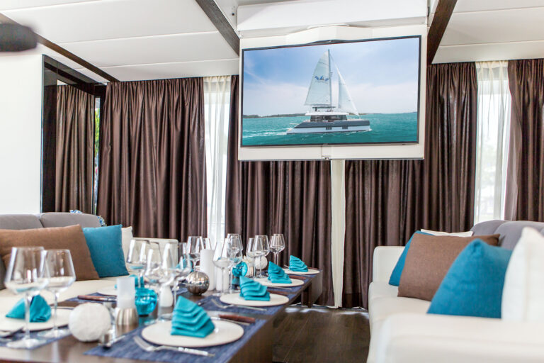 Catamaran Eagle Wings - Sunreef Yachts - dining area