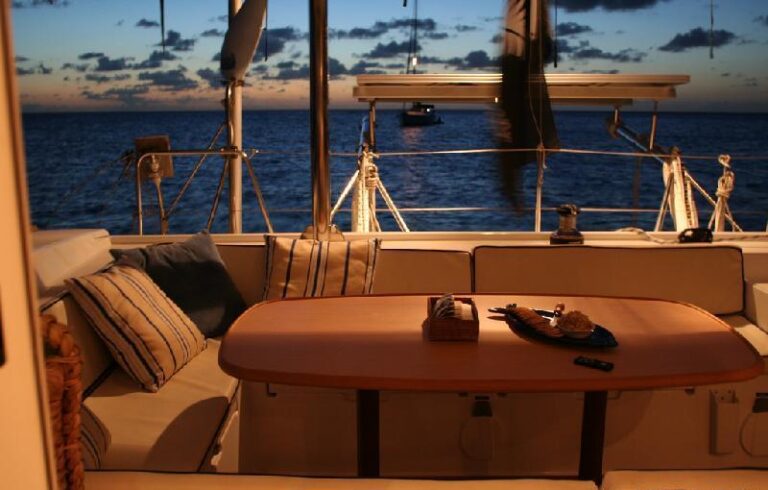 Catamaran KIWI PRYDE -  Cockpit dining