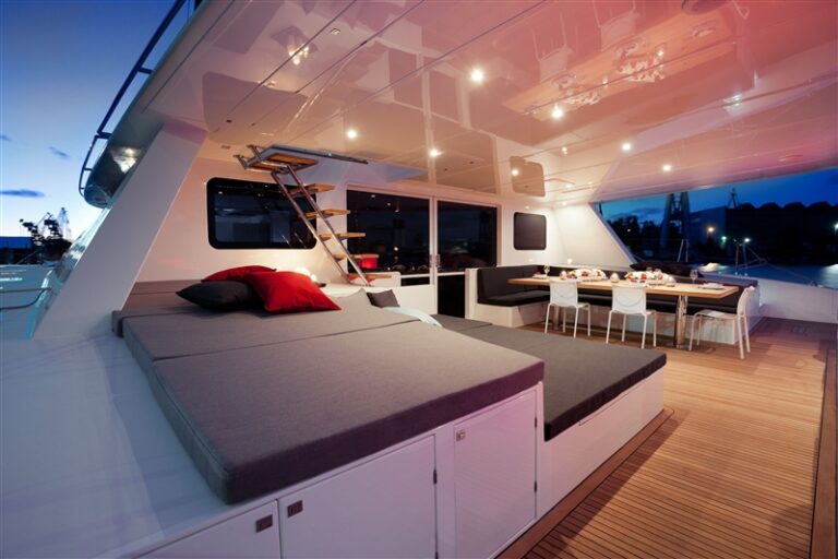 Catamaran LEVANT - Aft Deck Sunpads