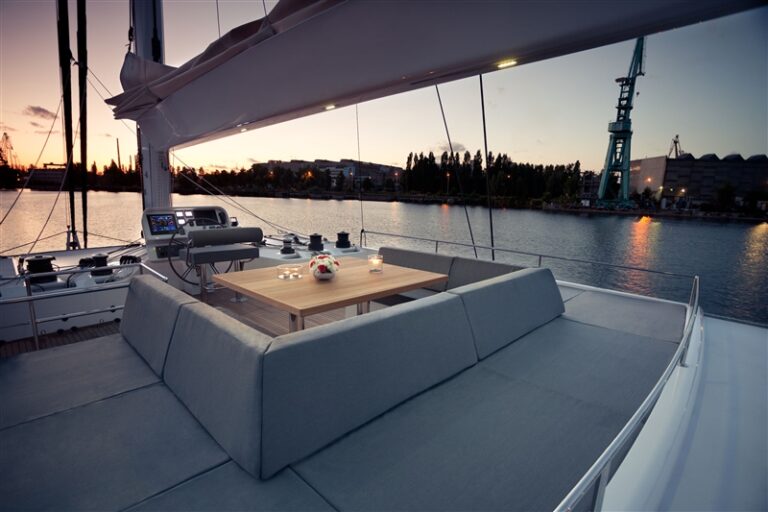 Catamaran LEVANT - Flybridge Sunpads