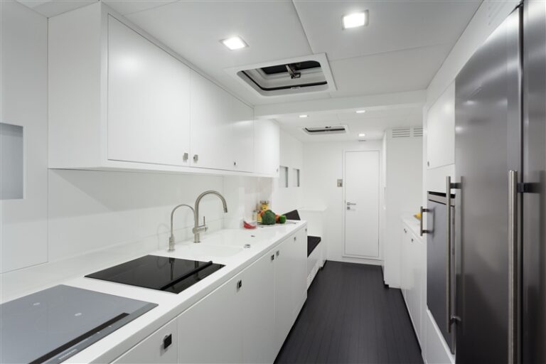 Catamaran LEVANT - Galley 2
