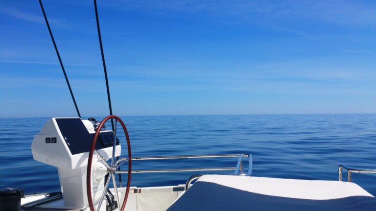 Catamaran MAGEC - Into the BLue