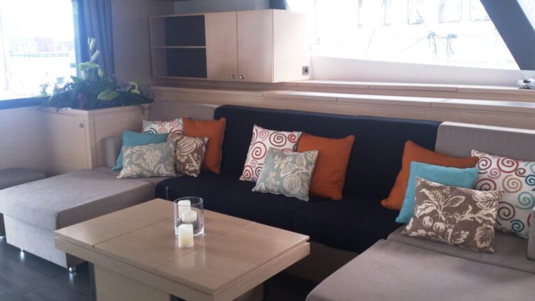 Catamaran MAGEC - Salon Seating 2