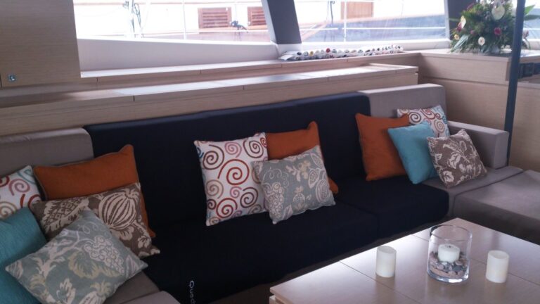 Catamaran MAGEC - Salon seating