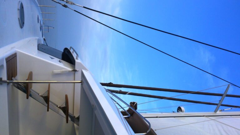 Catamaran MAGEC - To the flybridge