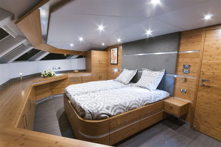 Catamaran SKYLARK -  Master Cabin