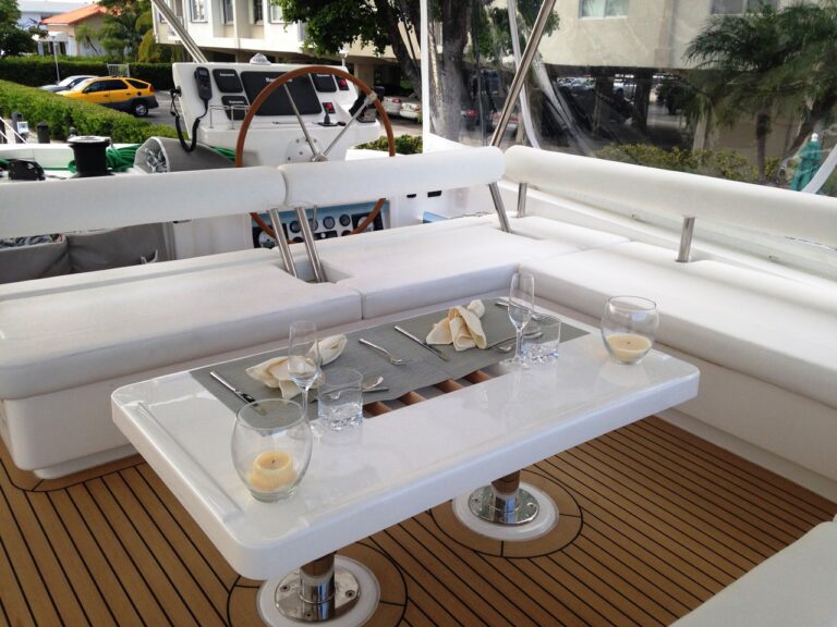 Catamaran SOMETHING WONDERFUL - Flybridge Dining