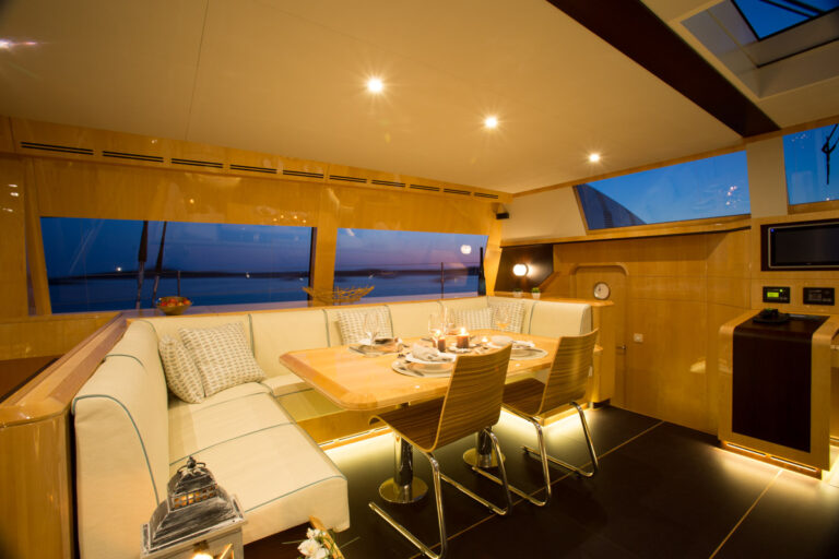 Catamaran WINDQUEST - Salon Dining