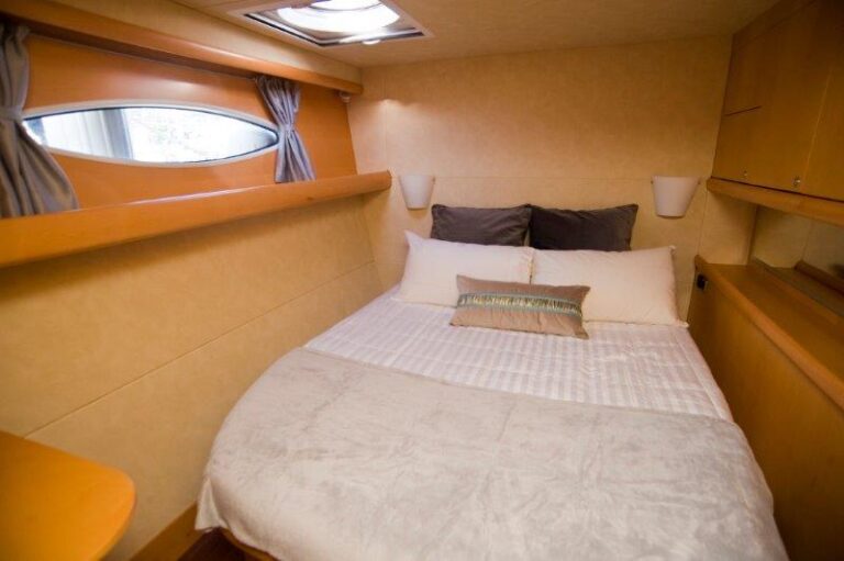Catamaran yacht WHY NOT - queen cabin