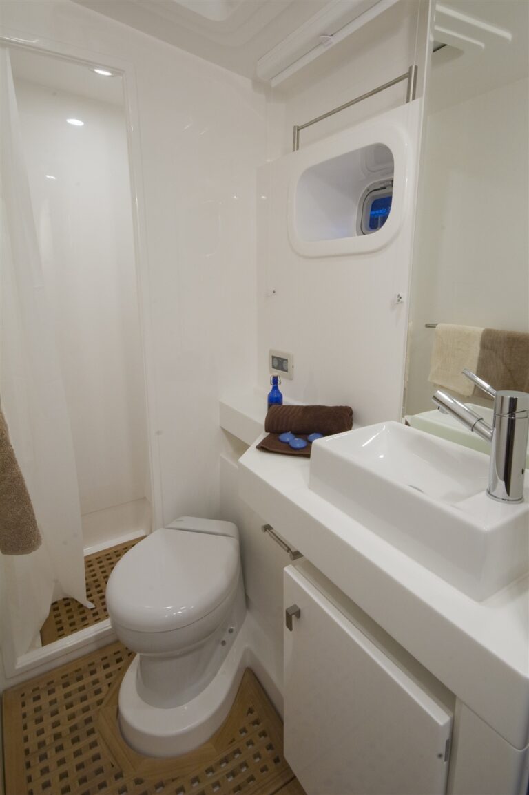 CatamaranTURETE -  Guest Ensuite 2