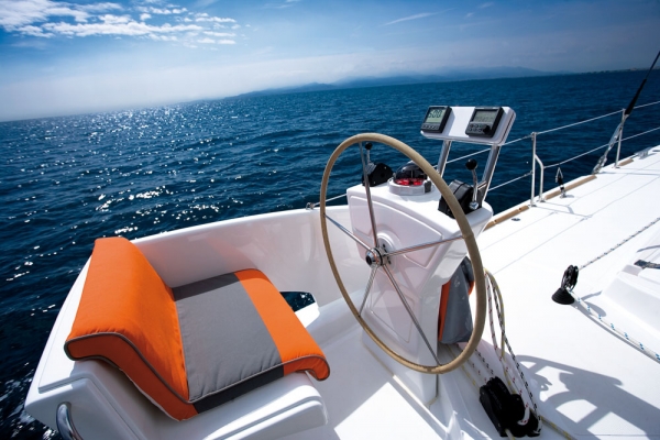 Catana 50 Helm