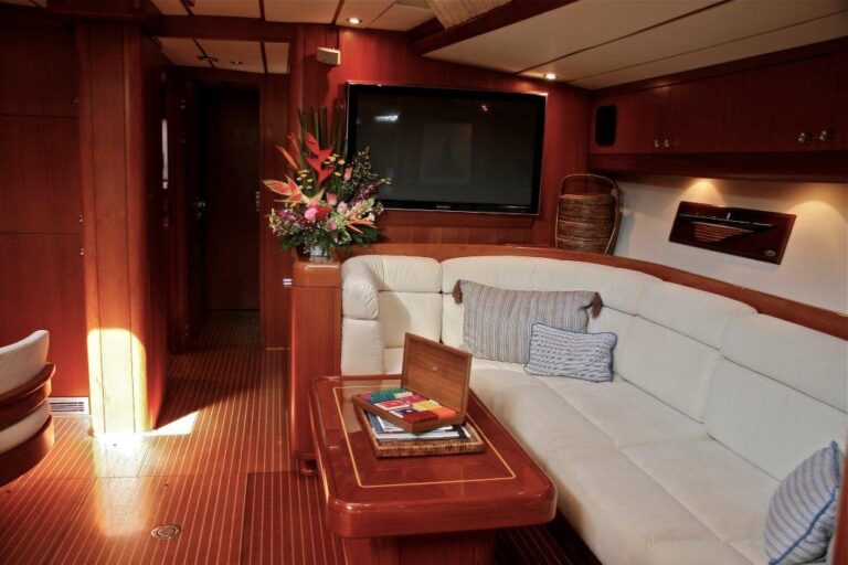 Charter yacht Aspiration - Saloon
