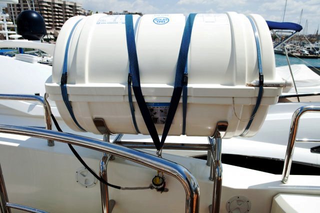 Charter yacht ITACA CLUB -  Life raft
