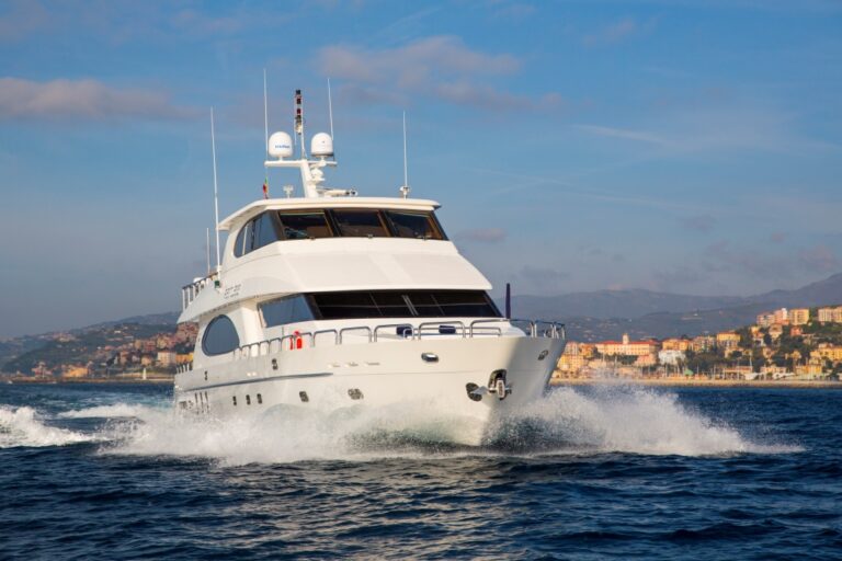 Charter yacht RESTLESS - Cruising