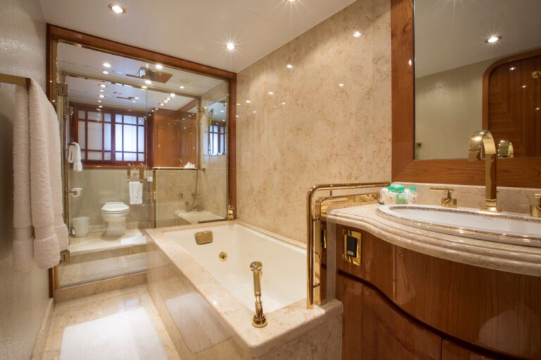 Charter yacht RESTLESS - Master Ensuite