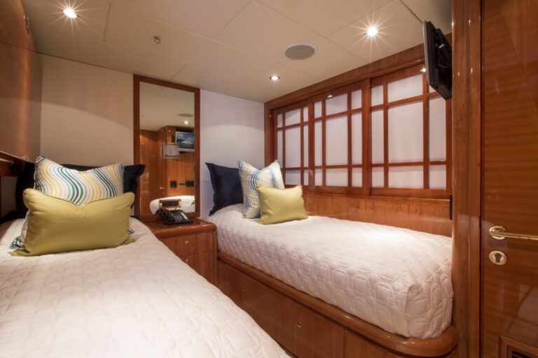 Charter yacht RESTLESS - Twin Cabin