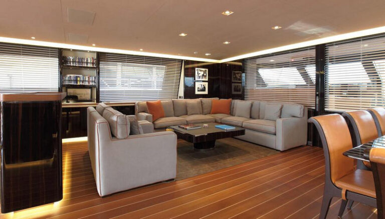 Clan VIII Yacht - Saloon