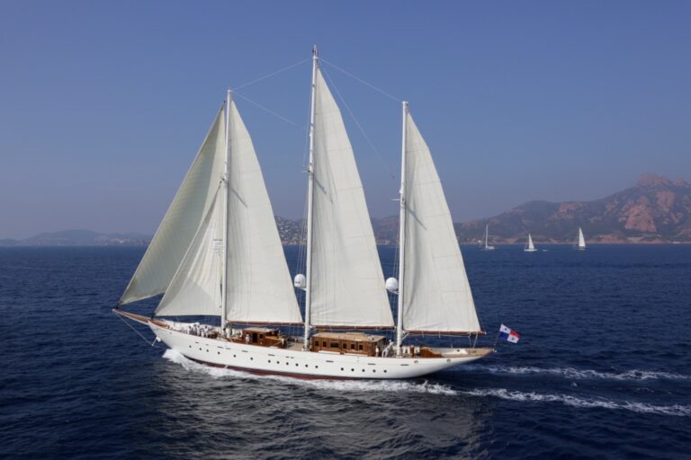 Classic Sailing Yacht XARIFA -  Main