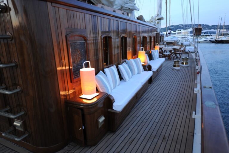 Classic Sailing Yacht XARIFA -  Starboard Sidel Seating)