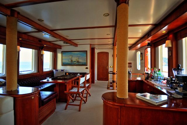 Classic Yacht El Bandido -  Formal Dining