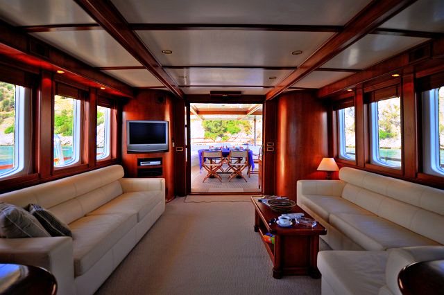 Classic Yacht El Bandido -  Salon looking aft
