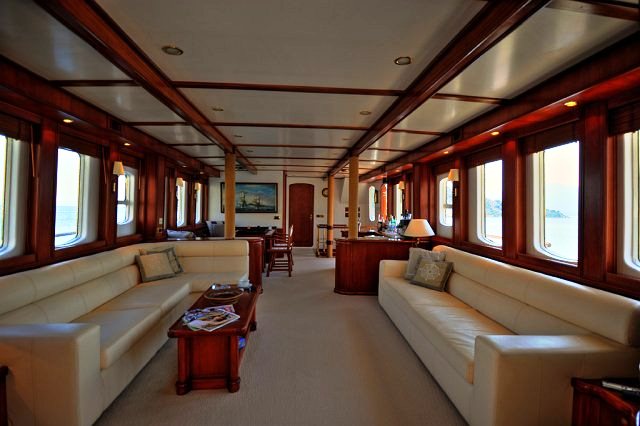Classic Yacht El Bandido -  Salon looking forward