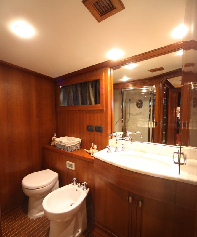 Classic Yacht HATHOR -  Guest Ensuite