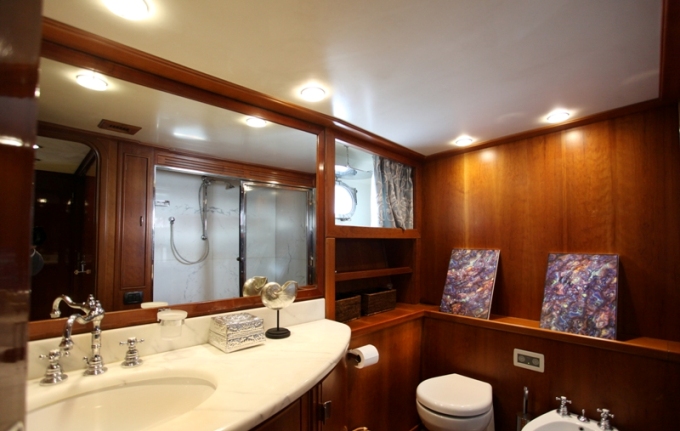 Classic Yacht HATHOR -  Master Ensuite