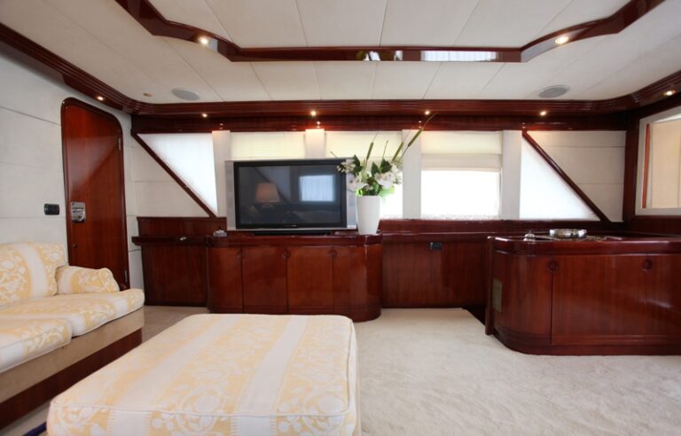 Classic Yacht HATHOR -  Salon TV