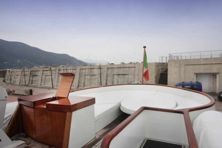 Classic Yacht HATHOR -  Sundeck Seating