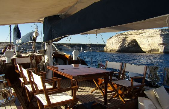 Classic Yacht Lady Sail - Al Fresco Dining table