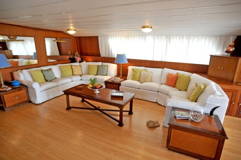 Classic Yacht NAFISA -  Salon Seating