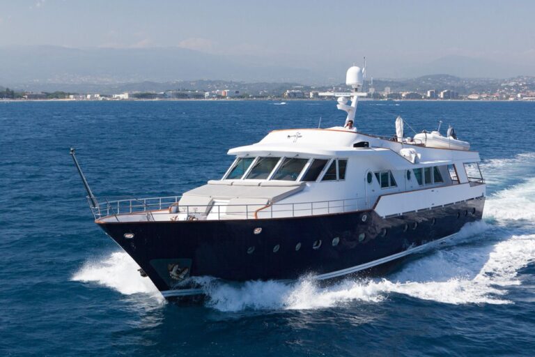 Classic yacht DUNE -  Bow View