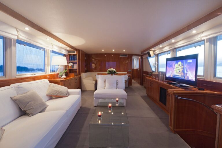Classic yacht DUNE -  Main Salon